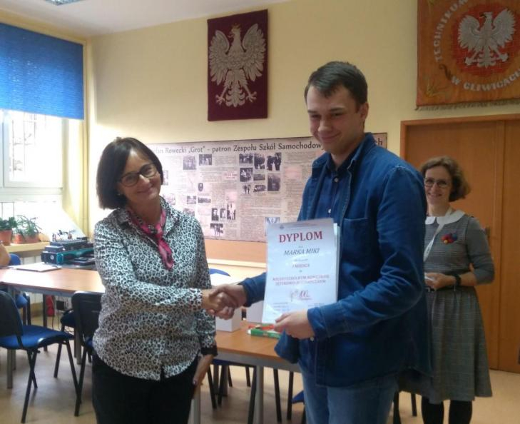 Na zdjęciu odbywa się wręczenie dyplomu za zajęcie III miejsca w Międzyszkolnym Konkursie Językowo-Historycznym.
